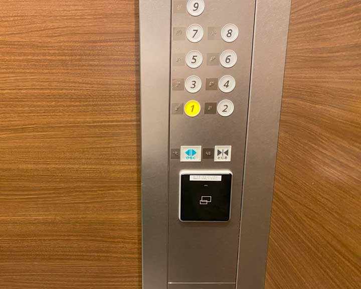 ホテルシュランザMAKUHARI BAY のエレベーター操作盤