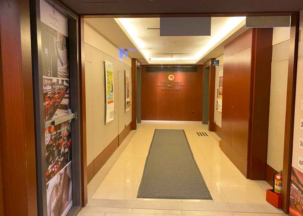 M6出口方面からのシーザーパーク台北のエレベーター
