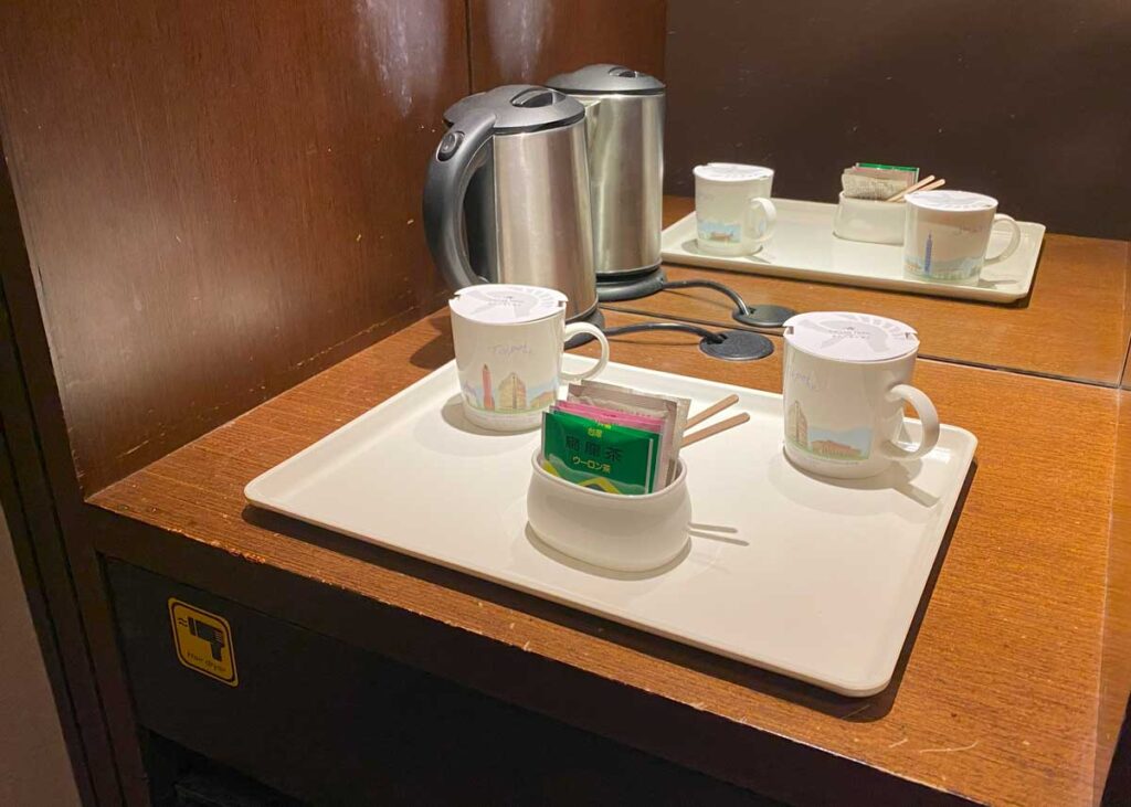 シーザーパーク台北の客室に備え付けの湯沸かし器など