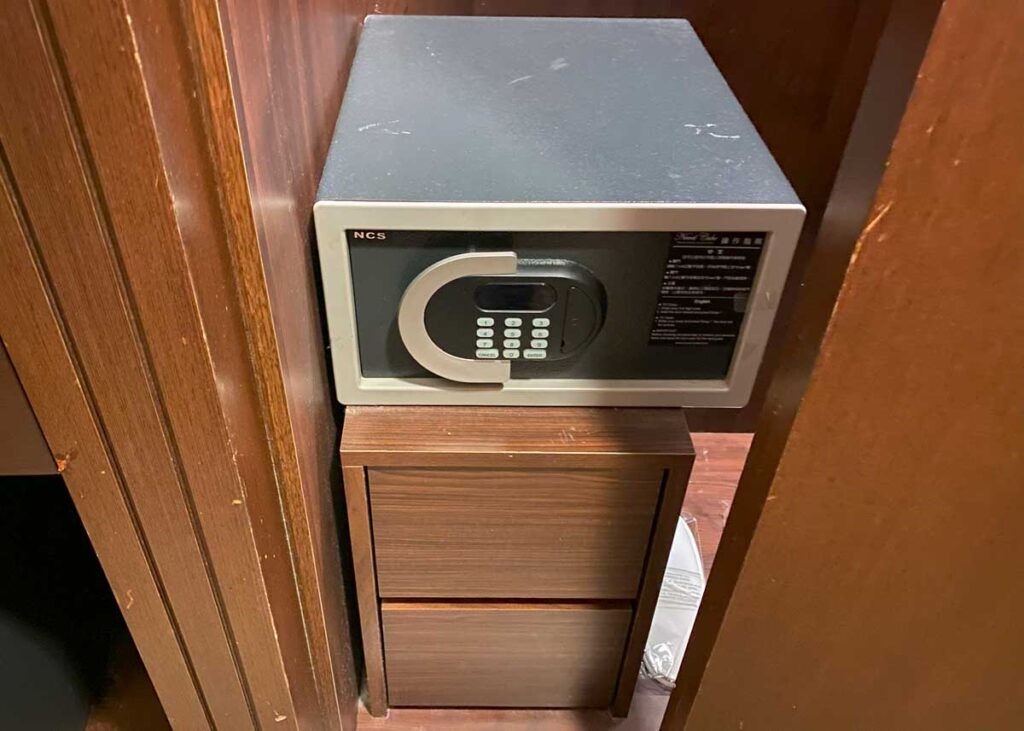 シーザーパーク台北の客室に備え付けのセーフティーボックス