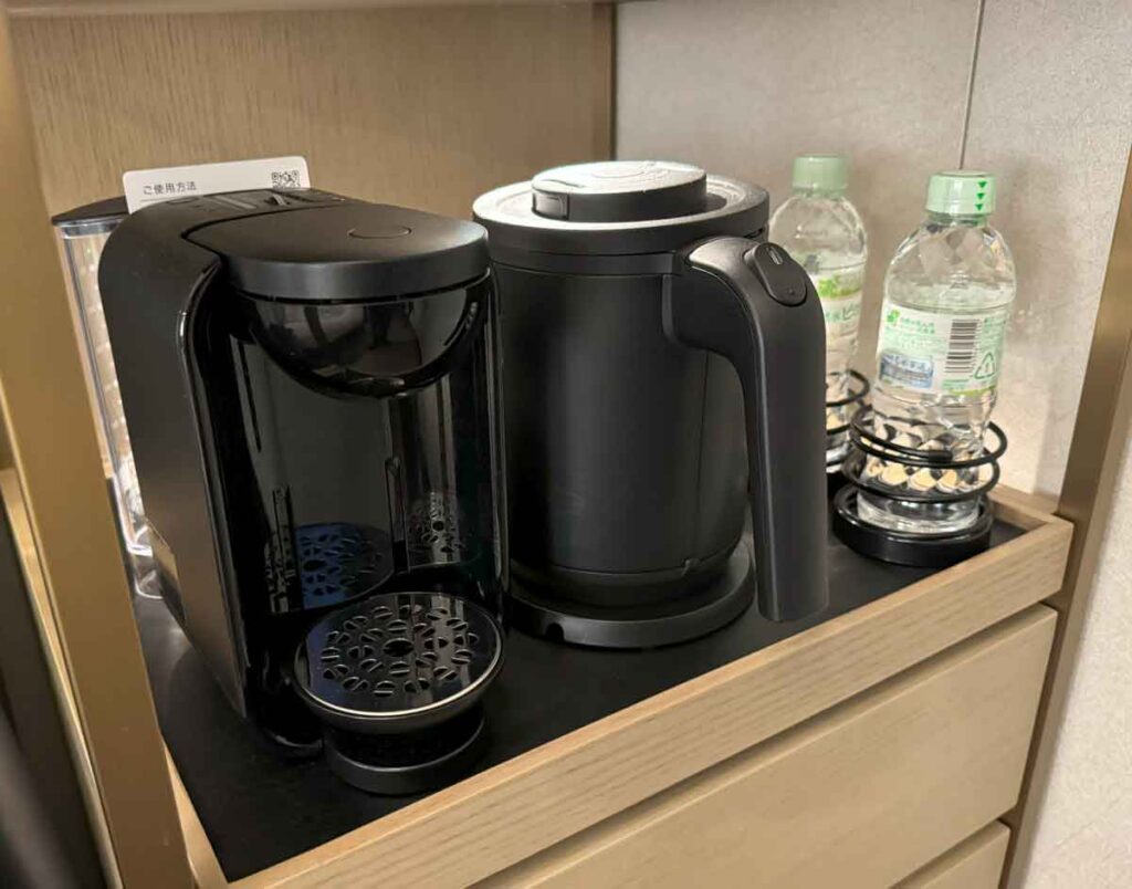コーヒーメーカーとポット、無料の水