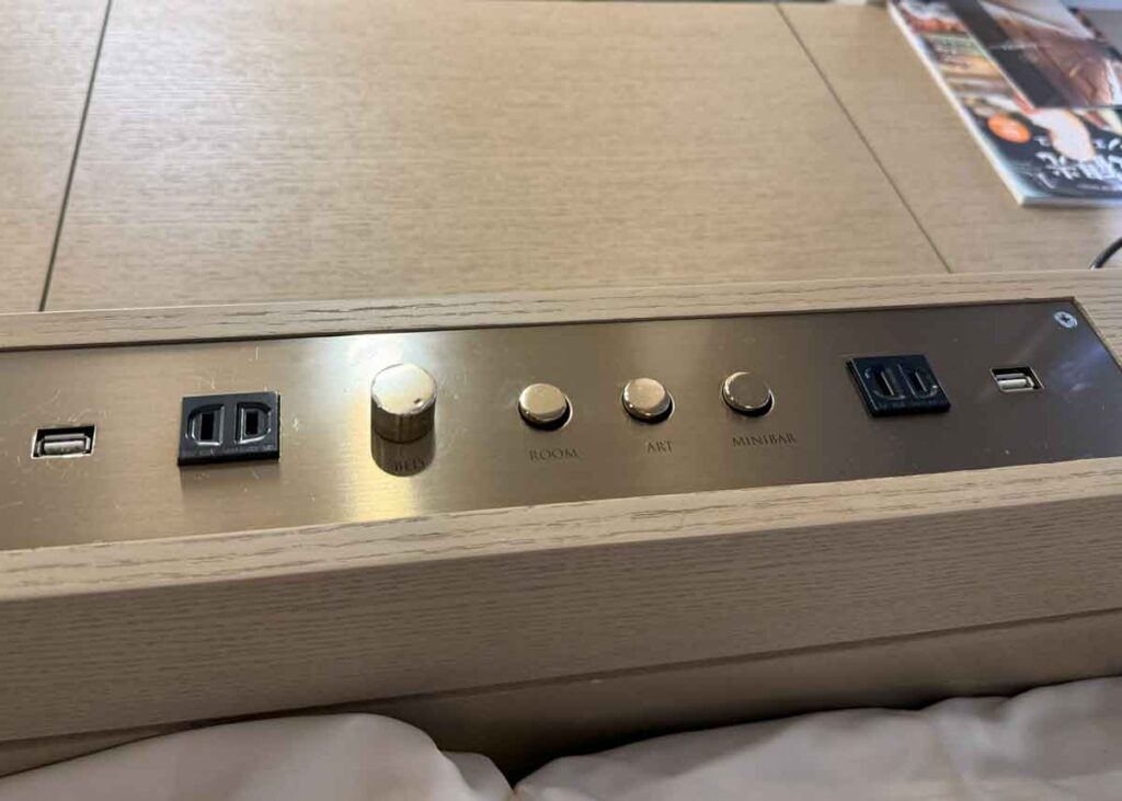 枕元にコンセントあり