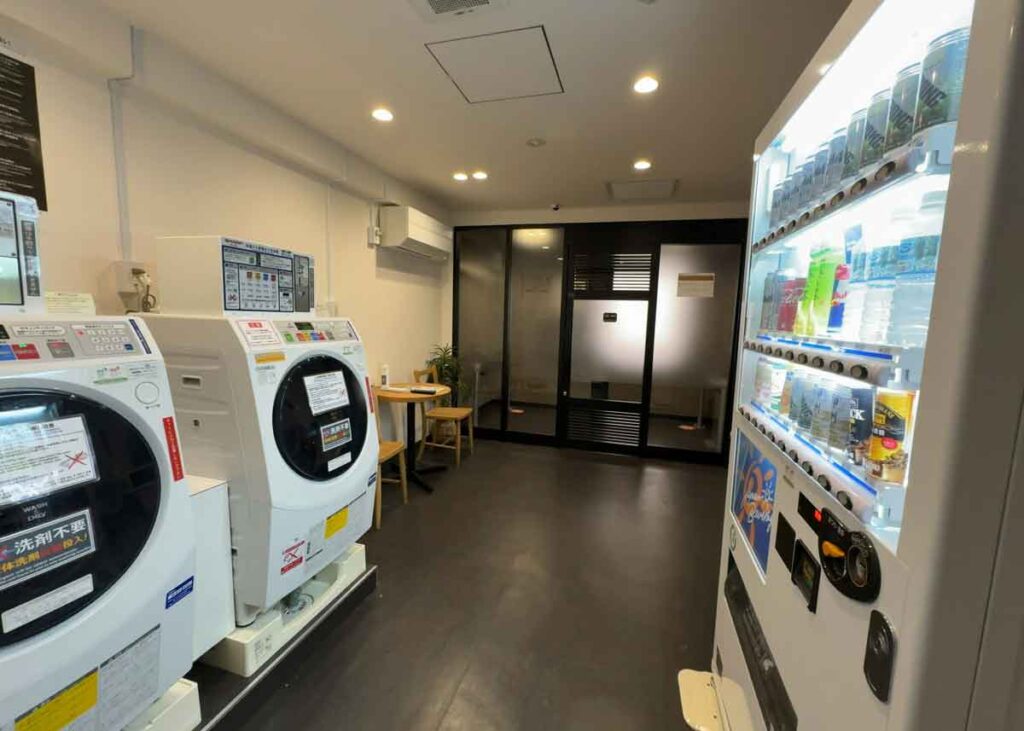 8Fの自動販売機、アイスベンダー、コインランドリー、喫煙所