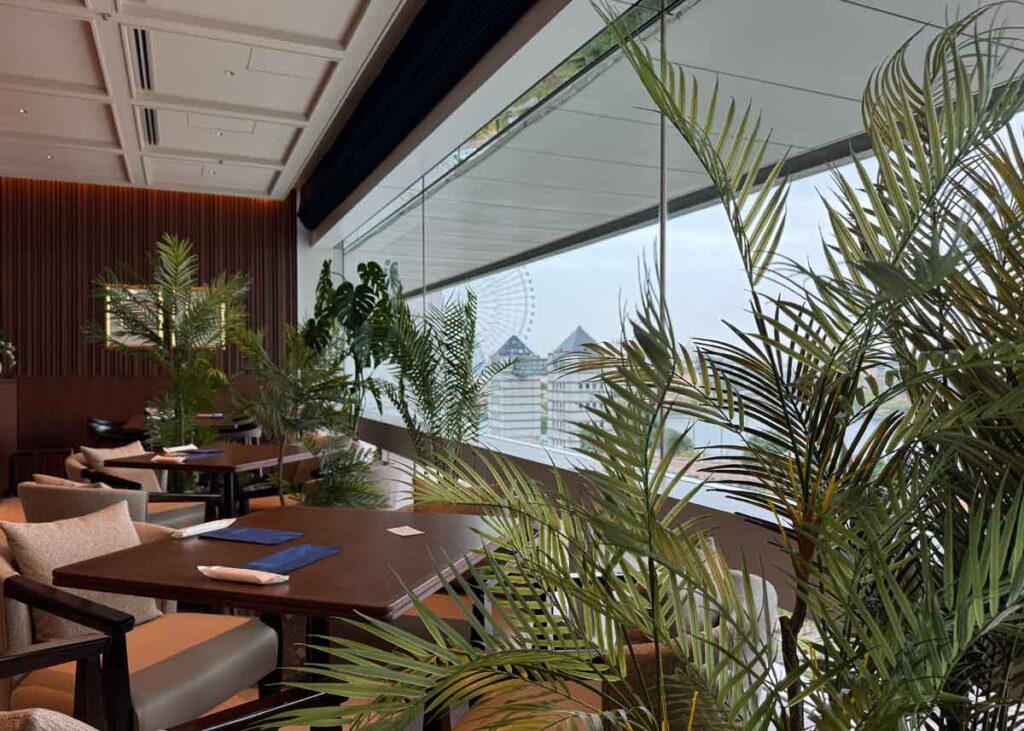 レストラン「BAY GRILL」からの眺め。観覧車が見切れている。