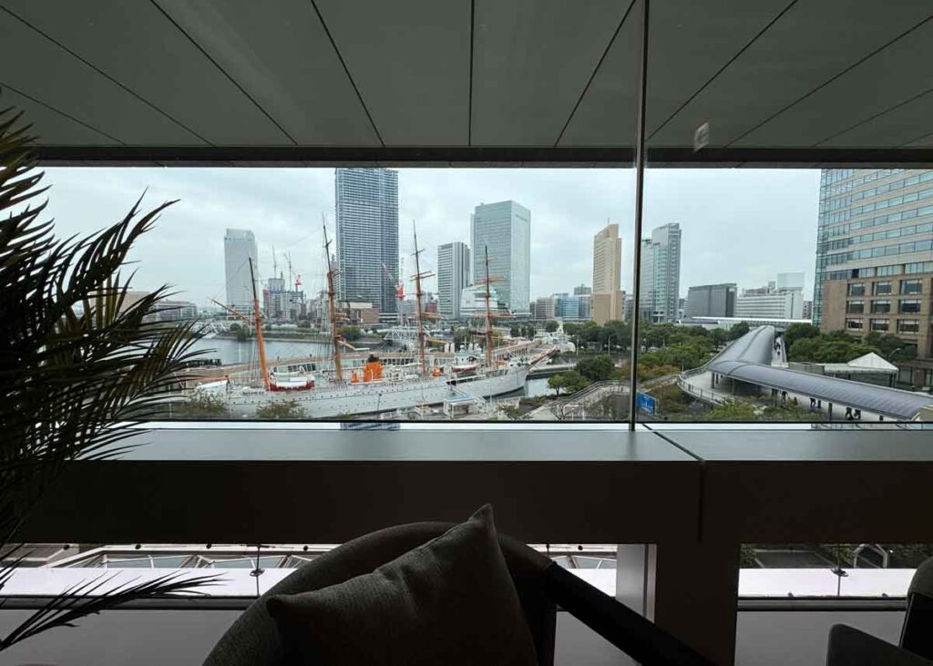 「BAY GRILL」からの眺め（正面）日本丸、YOKOHAMA AIR CABIN、ビルが見えます。夜景はそれなりに楽しめそう