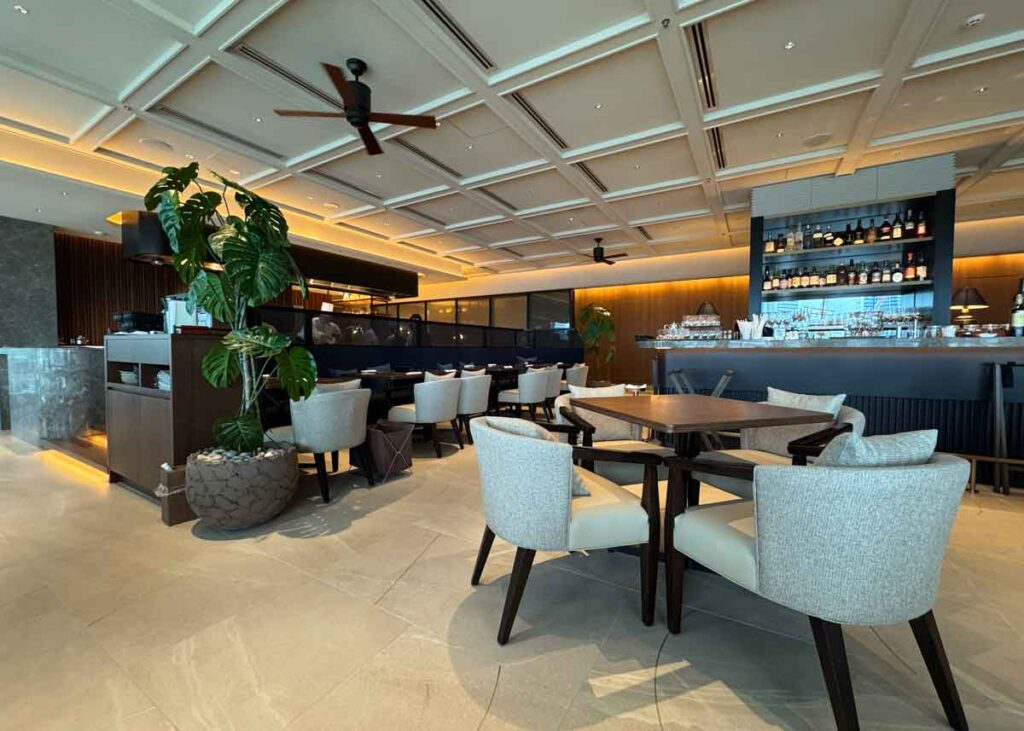 「BAY GRILL」の店内。奥には鉄板焼きのカウンターもあります。