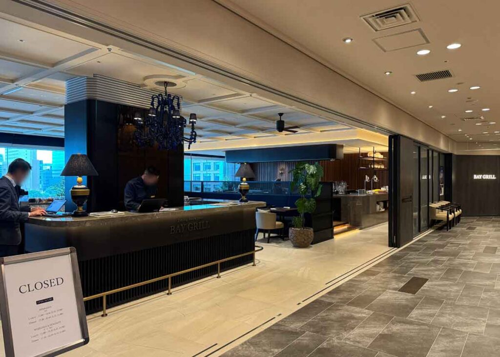 「BAY GRILL」の入り口