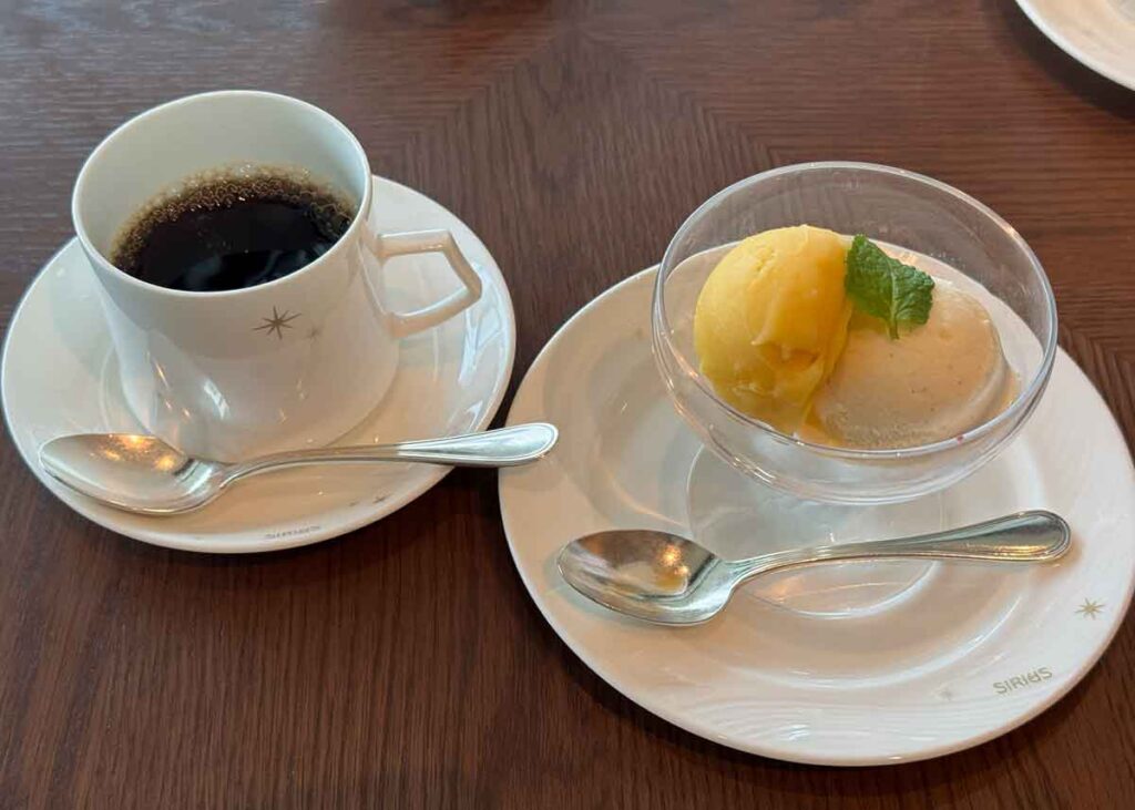 最後に提供されたアイスクリームとシャーベット、そしてコーヒー