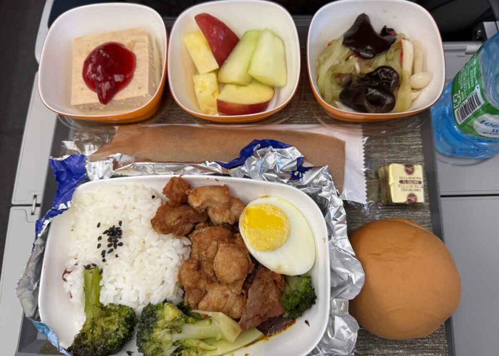 BR196 帰国便の機内食（チキン）