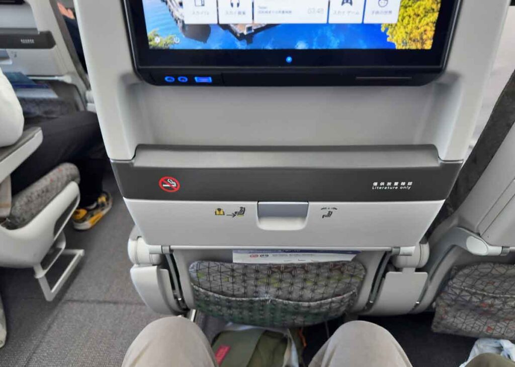 座席のニースペースは十分余裕あり！