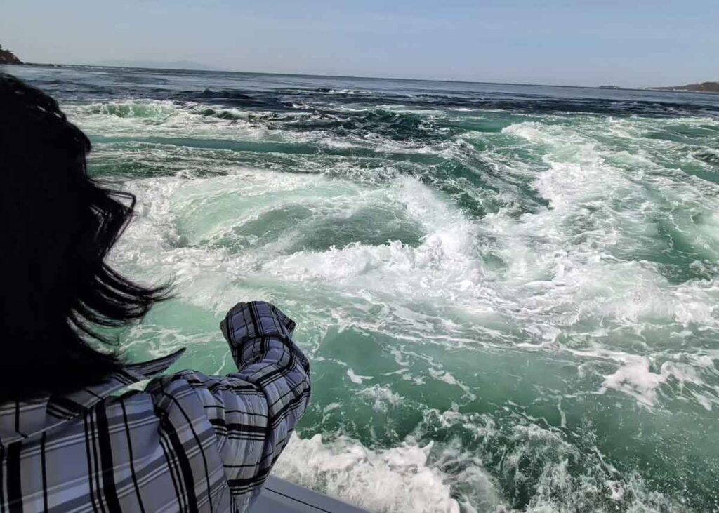 「うずしお号」からまじかに見る渦潮