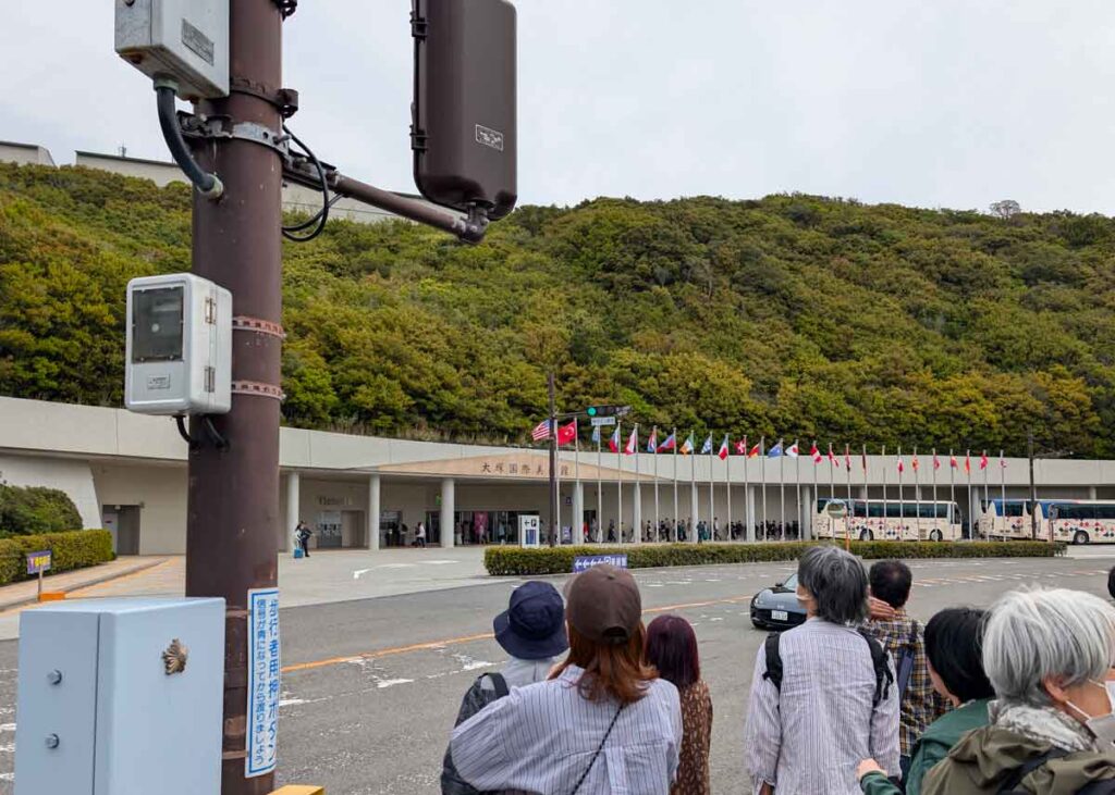 バス停を降りたところから見た大塚国際美術館