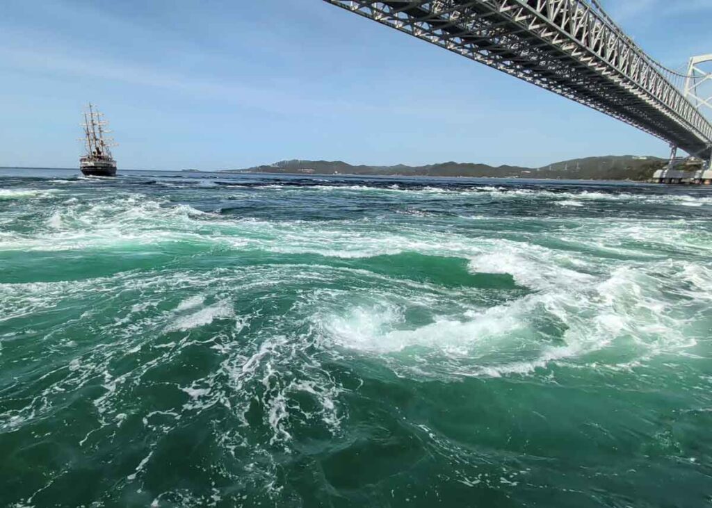 「うずしお号」から見た渦潮