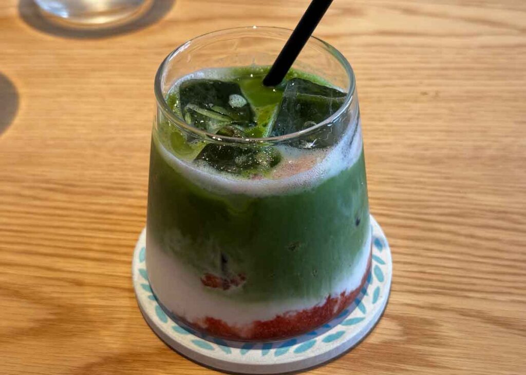 Senchasou Japanese TEA café & dine のアイスイチゴ抹茶ラテ